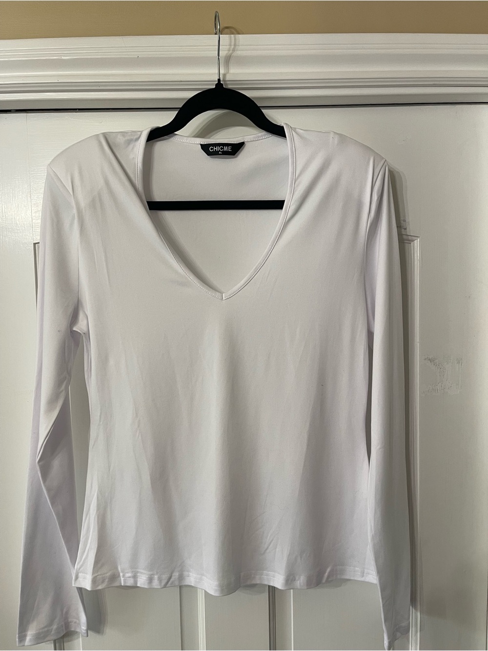 CHICME White V-Neck Long Sleeve Tee
